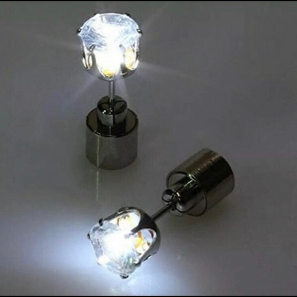 🌊🏄🏻🏄🏼‍♀️ glowing / light up CZ earrings - Perf & New - Picture 6 of 8